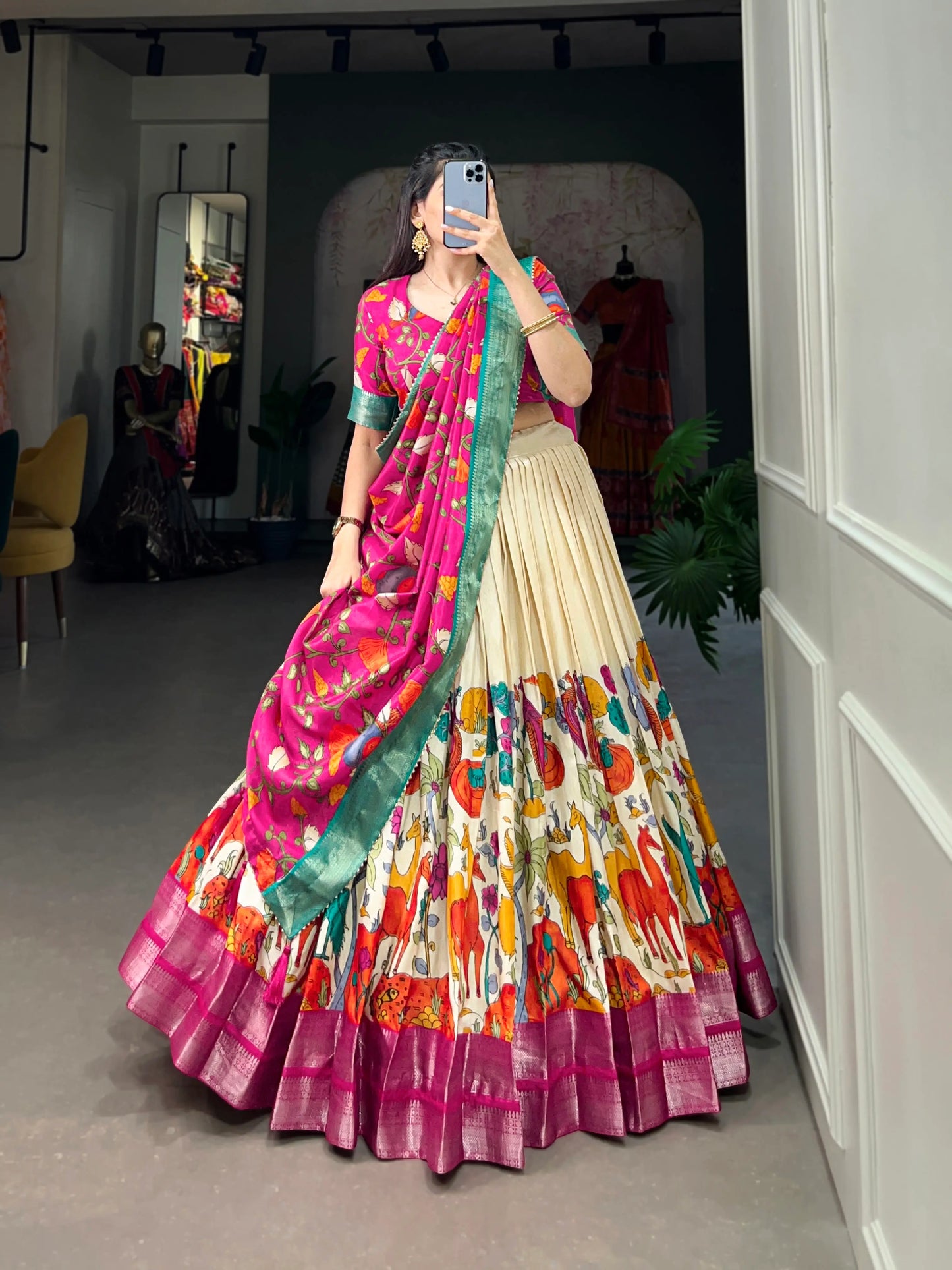 Weißes Dola-Seiden-Lehenga-Choli mit Kalamkari-Druck und Zari-Webarbeit