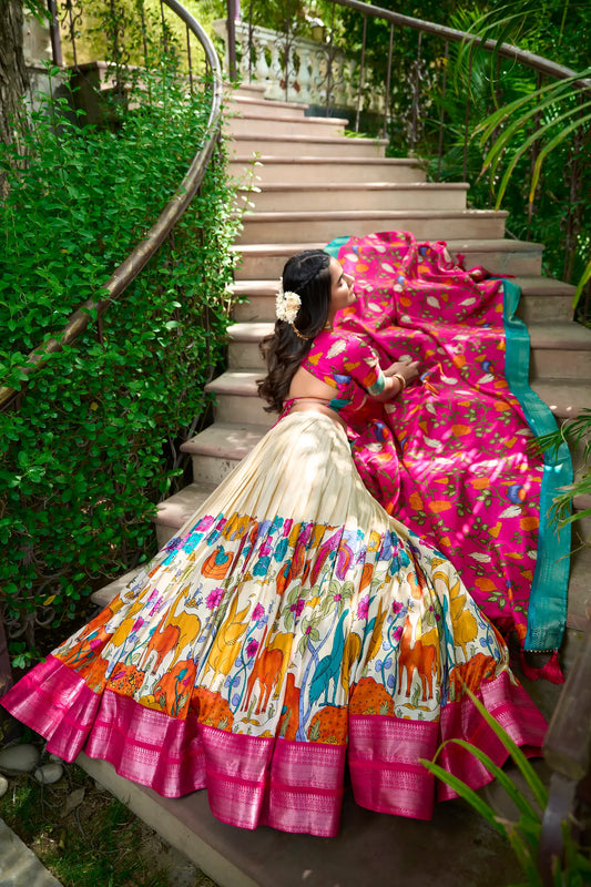 Weißes Dola-Seiden-Lehenga-Choli mit Kalamkari-Druck und Zari-Webarbeit