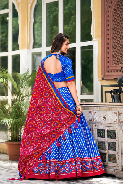 Lehenga Choli en soie Tussar bleu royal et rouge avec imprimé Leheriya