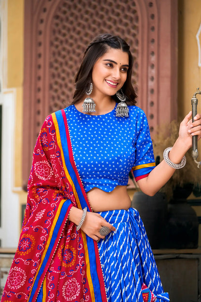 Lehenga Choli en soie Tussar bleu royal et rouge avec imprimé Leheriya