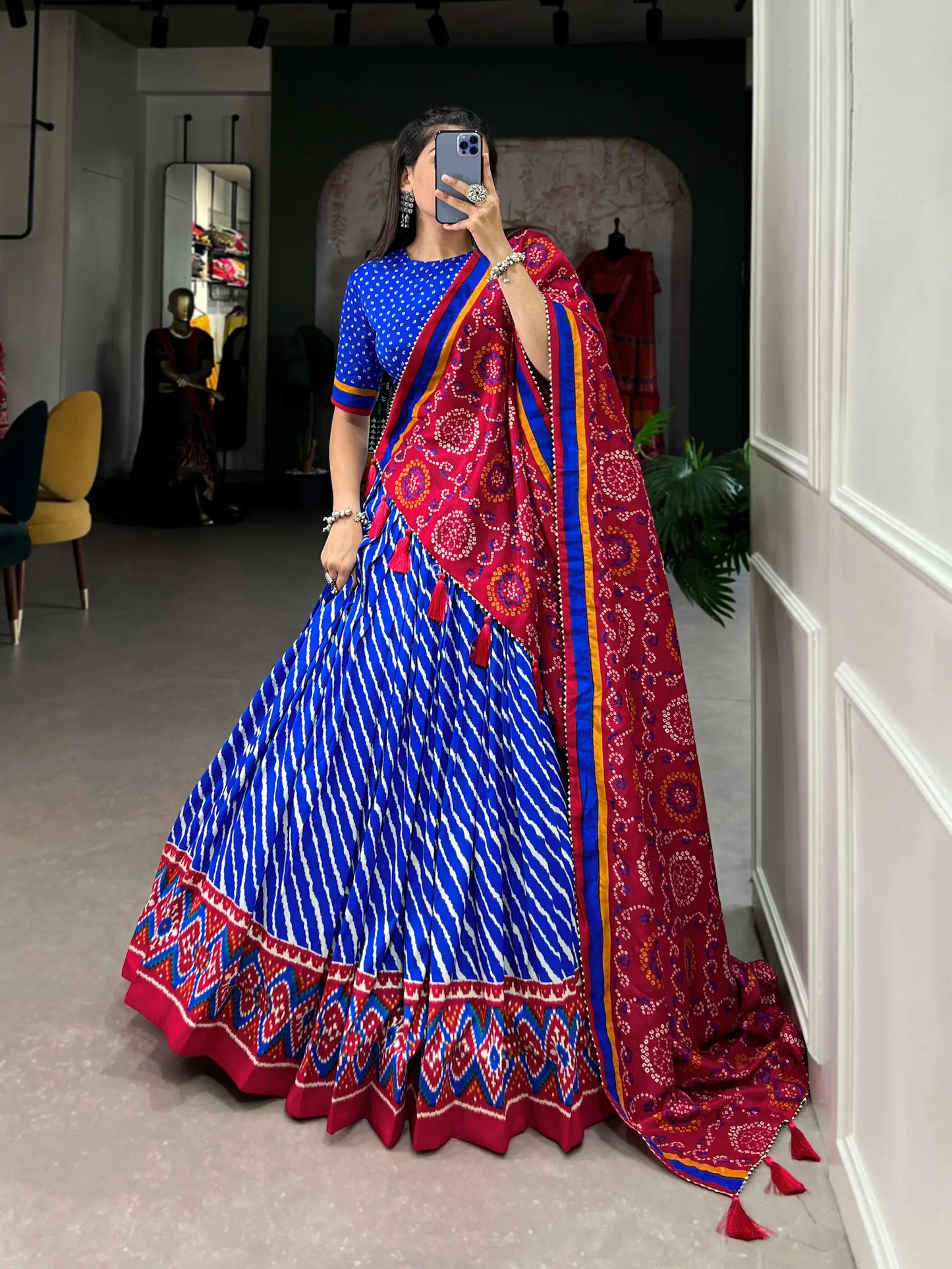 Lehenga Choli en soie Tussar bleu royal et rouge avec imprimé Leheriya