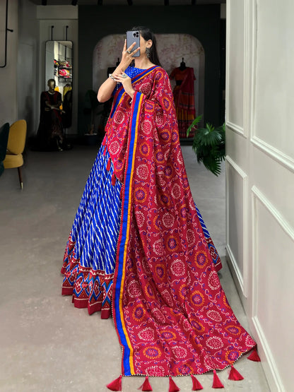 Lehenga Choli en soie Tussar bleu royal et rouge avec imprimé Leheriya
