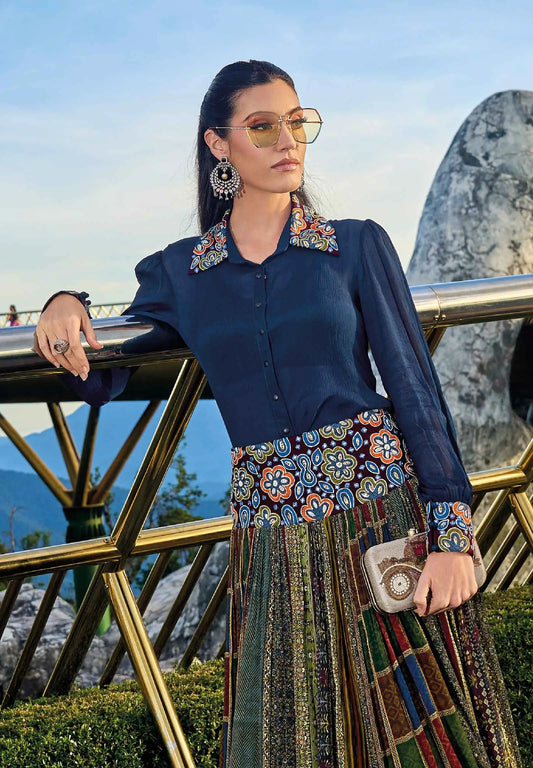 Designer-Set aus Hemd und Rock im indo-westlichen Stil, Blau mit mehrfarbigem Aufdruck