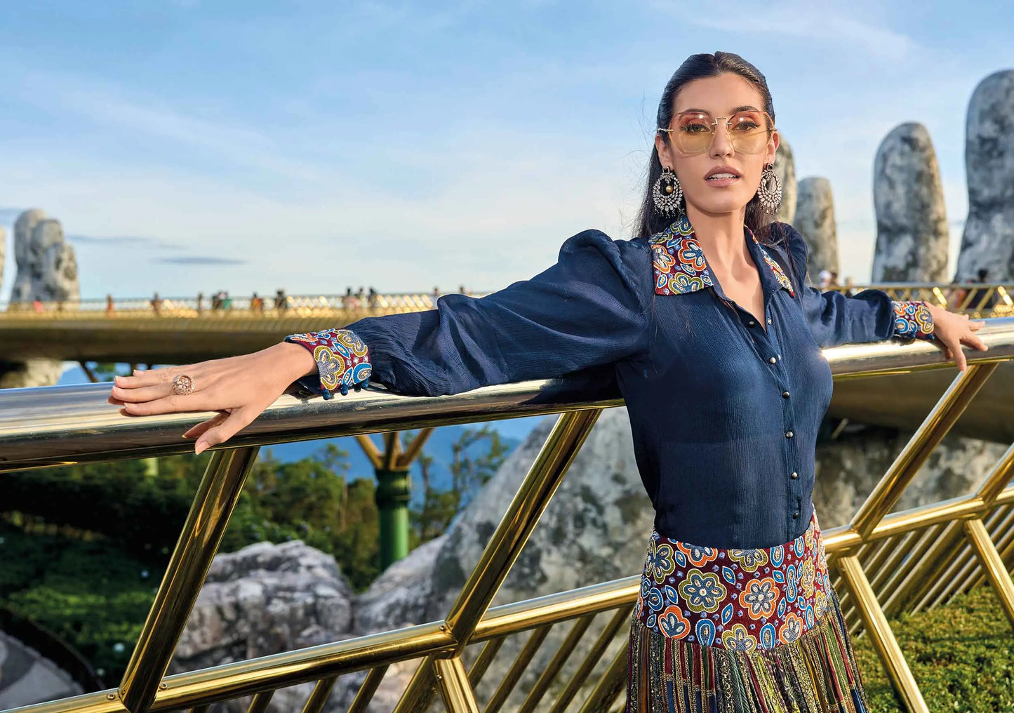 Designer-Set aus Hemd und Rock im indo-westlichen Stil, Blau mit mehrfarbigem Aufdruck