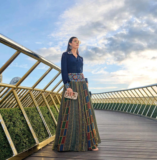 Designer-Set aus Hemd und Rock im indo-westlichen Stil, Blau mit mehrfarbigem Aufdruck