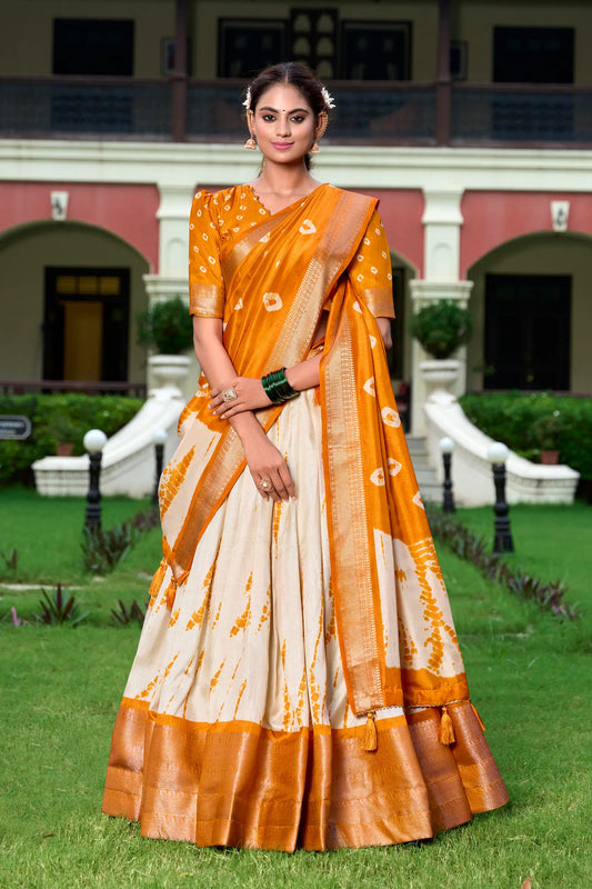 Senfgelber und beiger Dola-Seiden-Lehenga-Choli mit Shibori-Druck und Zari-Webrand