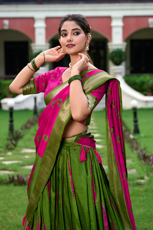 Rosa und grüner Dola-Seiden-Lehenga-Choli mit Shibori-Druck und Zari-Webrand