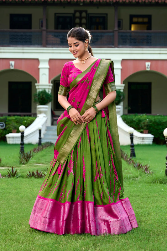 Rosa und grüner Dola-Seiden-Lehenga-Choli mit Shibori-Druck und Zari-Webrand