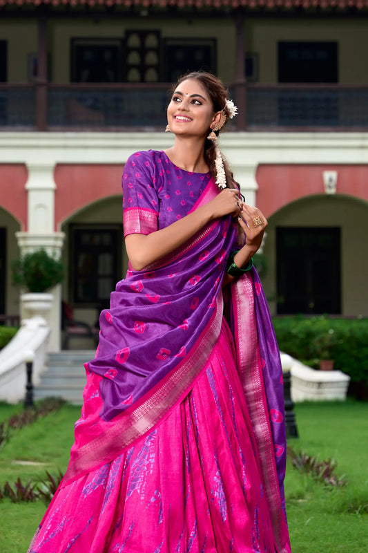 Lila und rosa Dola-Seiden-Lehenga-Choli mit Shibori-Druck und Zari-Webrand