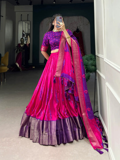 Lila und rosa Dola-Seiden-Lehenga-Choli mit Shibori-Druck und Zari-Webrand
