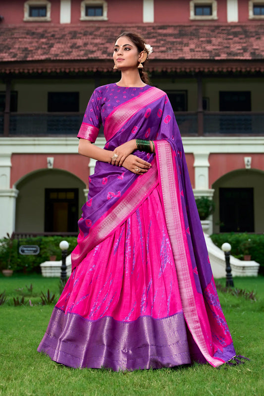 Lila und rosa Dola-Seiden-Lehenga-Choli mit Shibori-Druck und Zari-Webrand