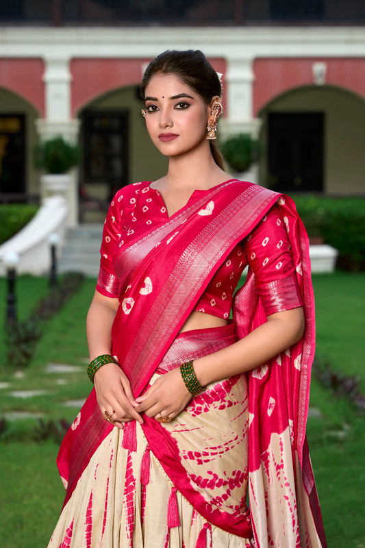 Roter und beigefarbener Dola-Seiden-Lehenga-Choli mit Shibori-Druck und Zari-Webrand