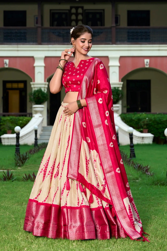 Roter und beigefarbener Dola-Seiden-Lehenga-Choli mit Shibori-Druck und Zari-Webrand