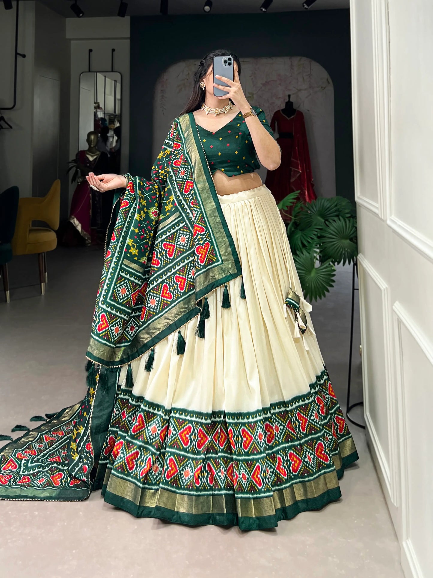 Lehenga choli vert foncé et blanc en soie Tussar avec imprimé Patola