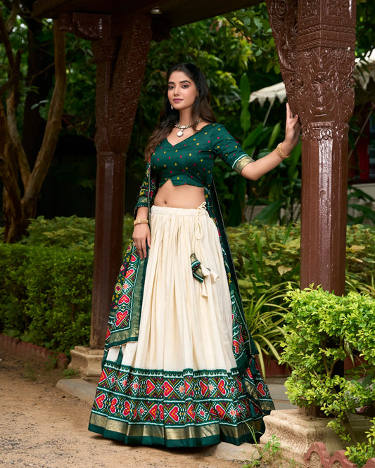 Lehenga choli vert foncé et blanc en soie Tussar avec imprimé Patola