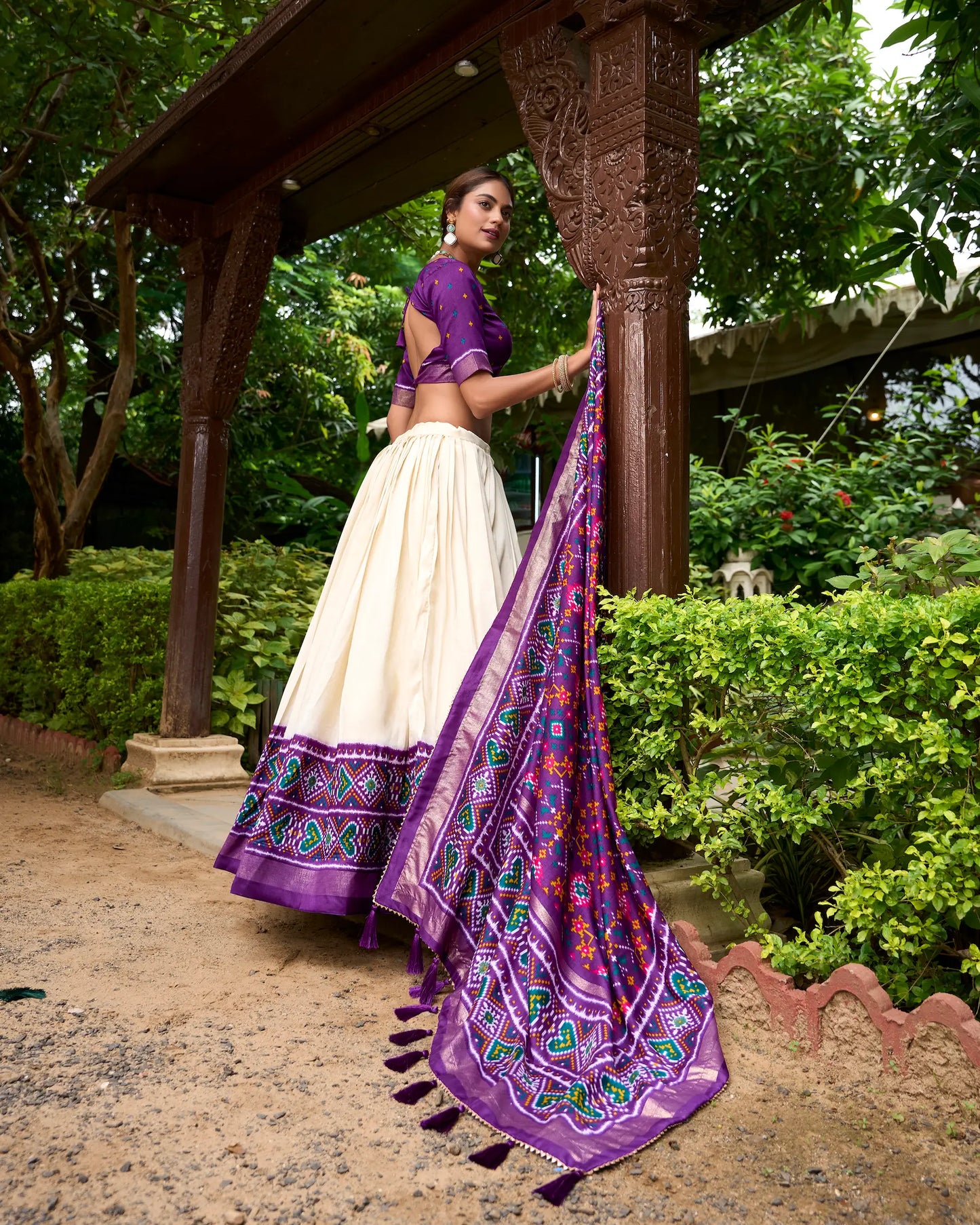 Lehenga Choli violet et blanc soie Tussar imprimé Patola