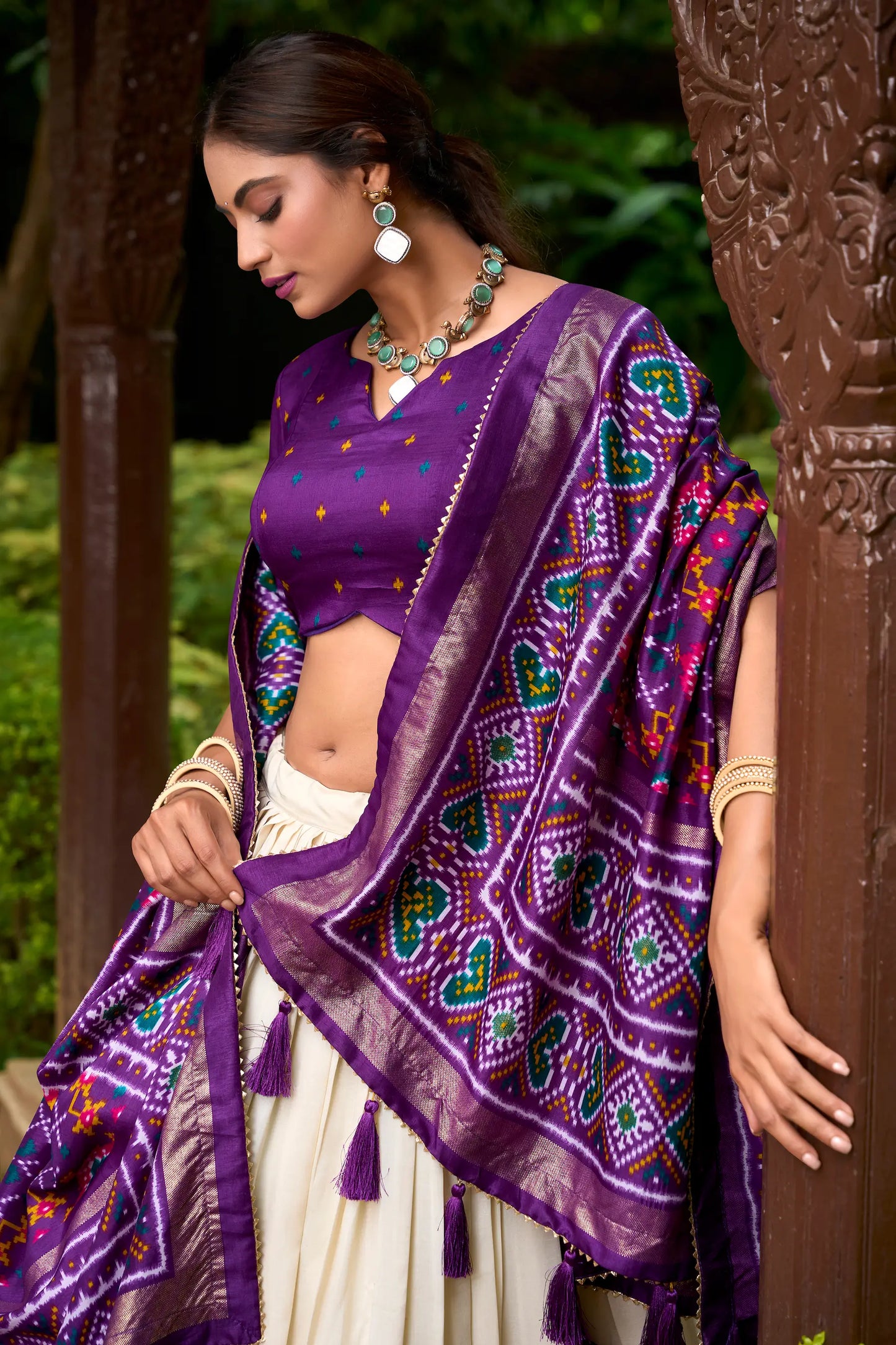 Lehenga Choli violet et blanc soie Tussar imprimé Patola