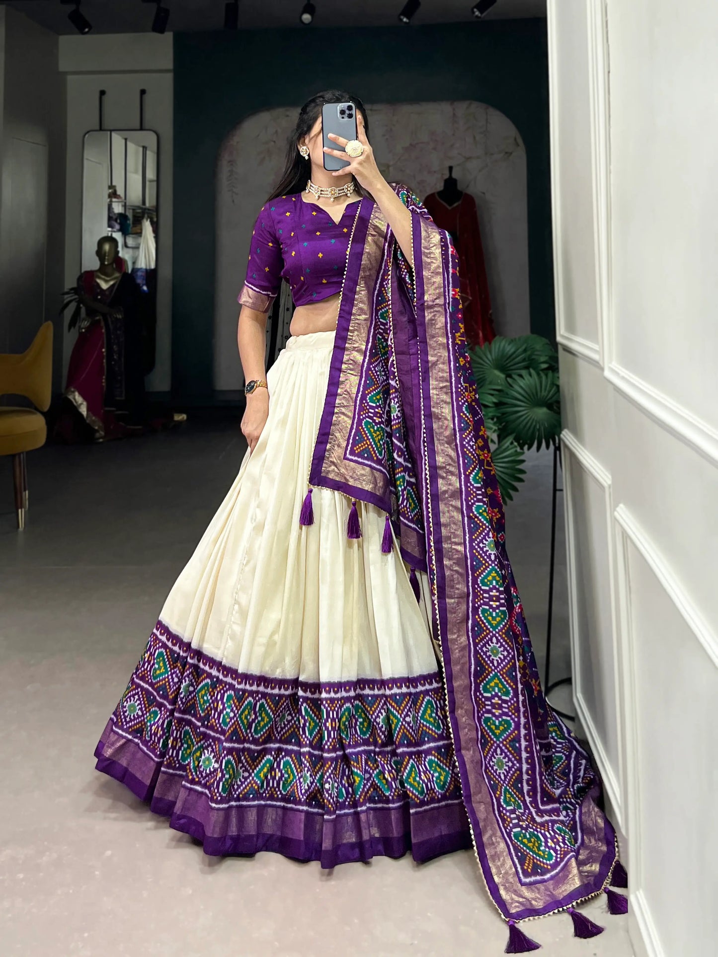 Lehenga Choli violet et blanc soie Tussar imprimé Patola