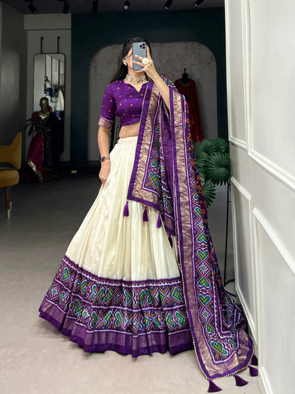 Lehenga Choli violet et blanc soie Tussar imprimé Patola