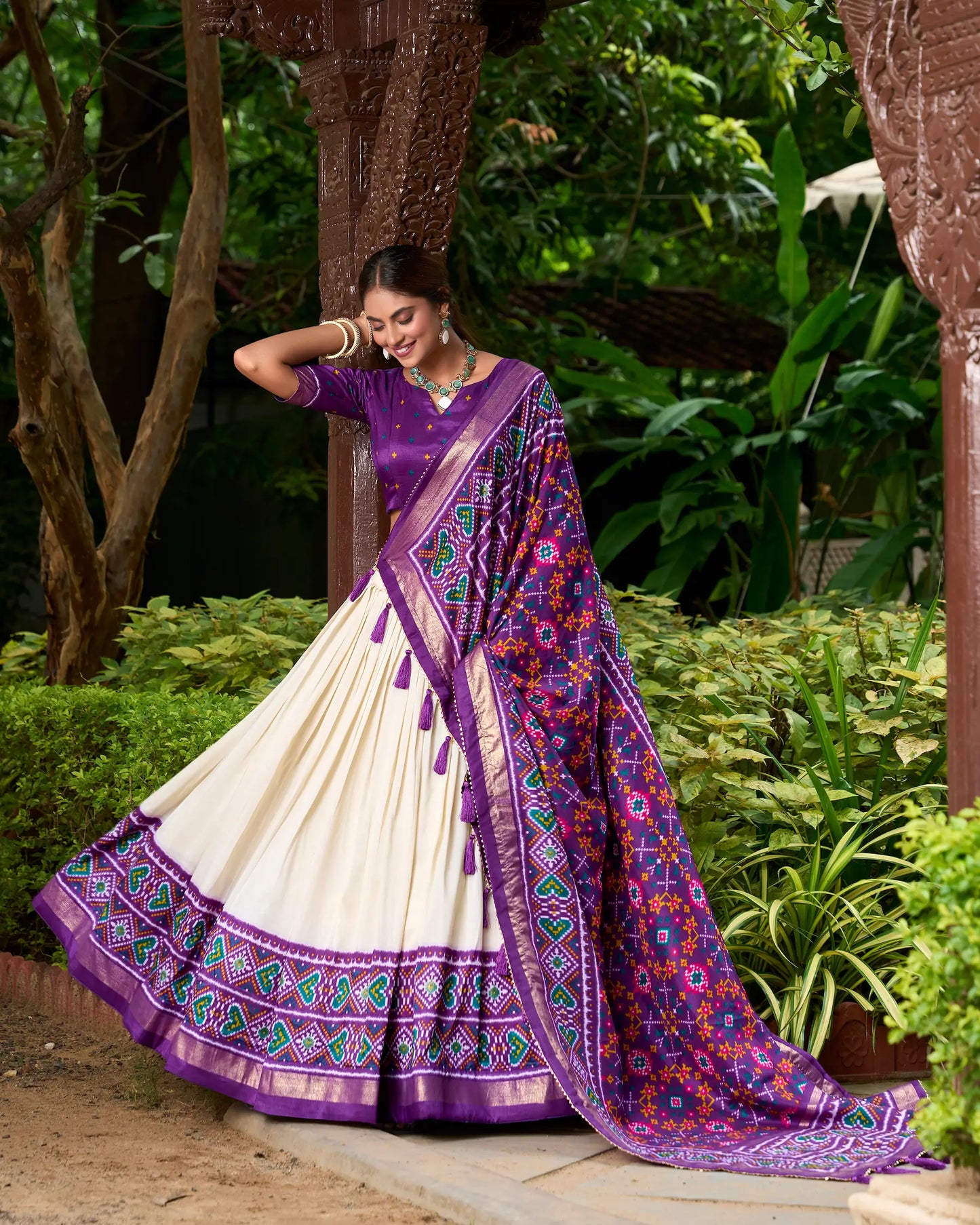 Lehenga Choli violet et blanc soie Tussar imprimé Patola