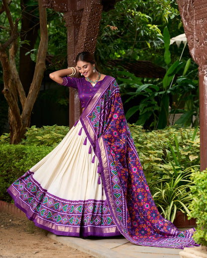 Lehenga Choli violet et blanc soie Tussar imprimé Patola