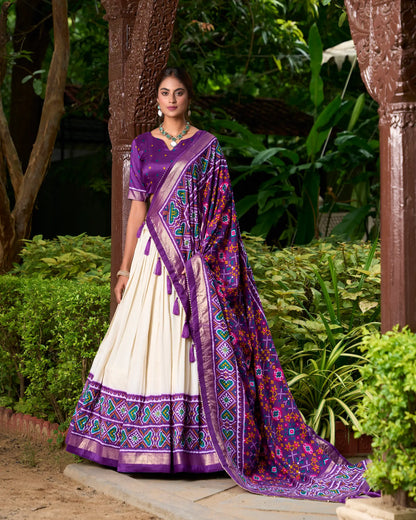 Lehenga Choli violet et blanc soie Tussar imprimé Patola