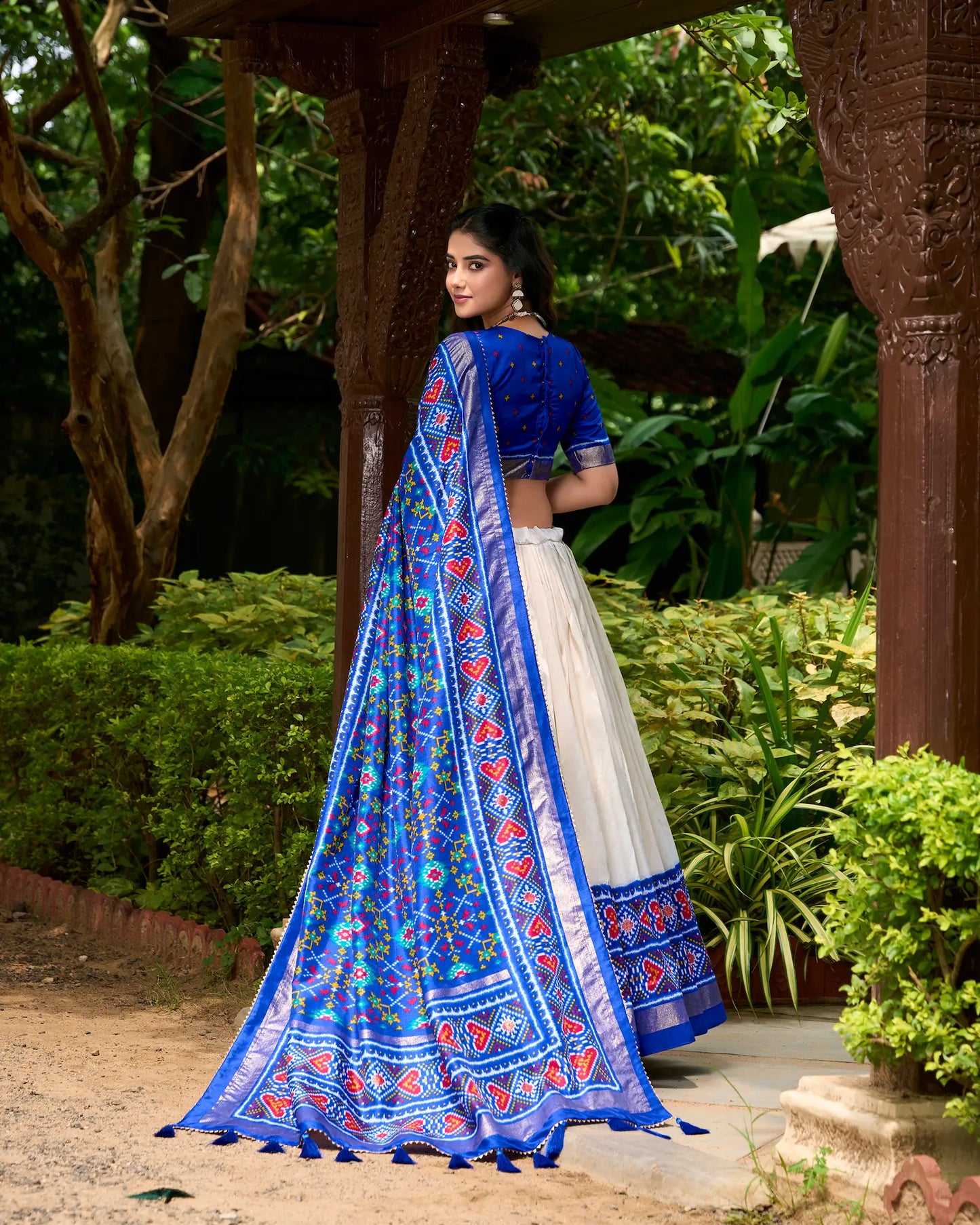 Lehenga choli bleu royal et blanc en soie Tussar avec imprimé Patola