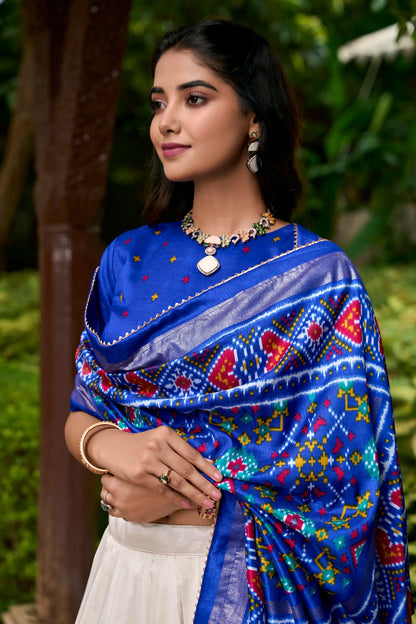 Lehenga choli bleu royal et blanc en soie Tussar avec imprimé Patola