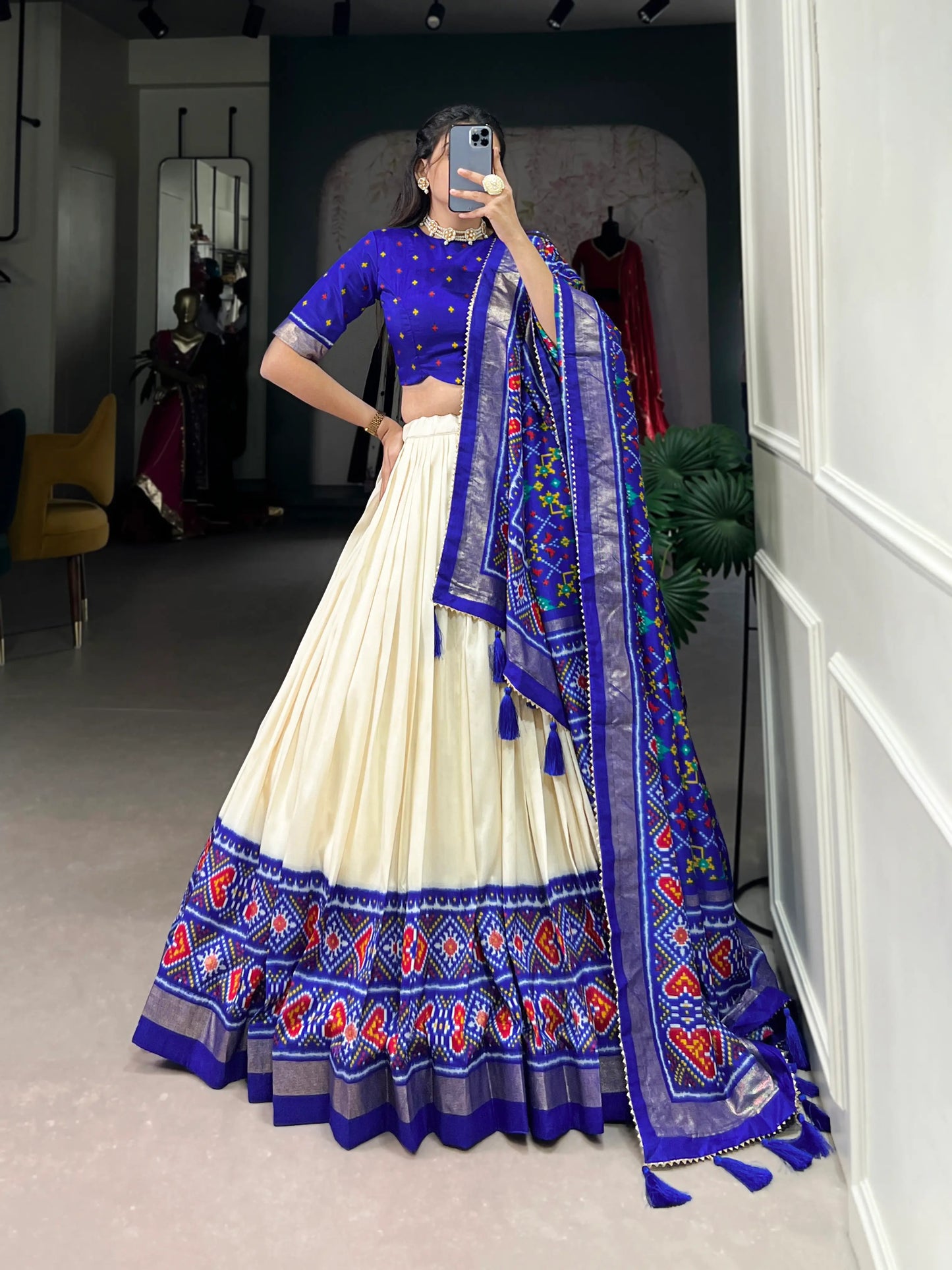 Lehenga choli bleu royal et blanc en soie Tussar avec imprimé Patola
