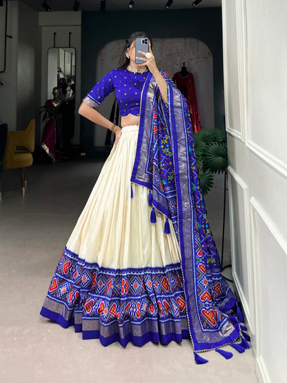 Lehenga choli bleu royal et blanc en soie Tussar avec imprimé Patola
