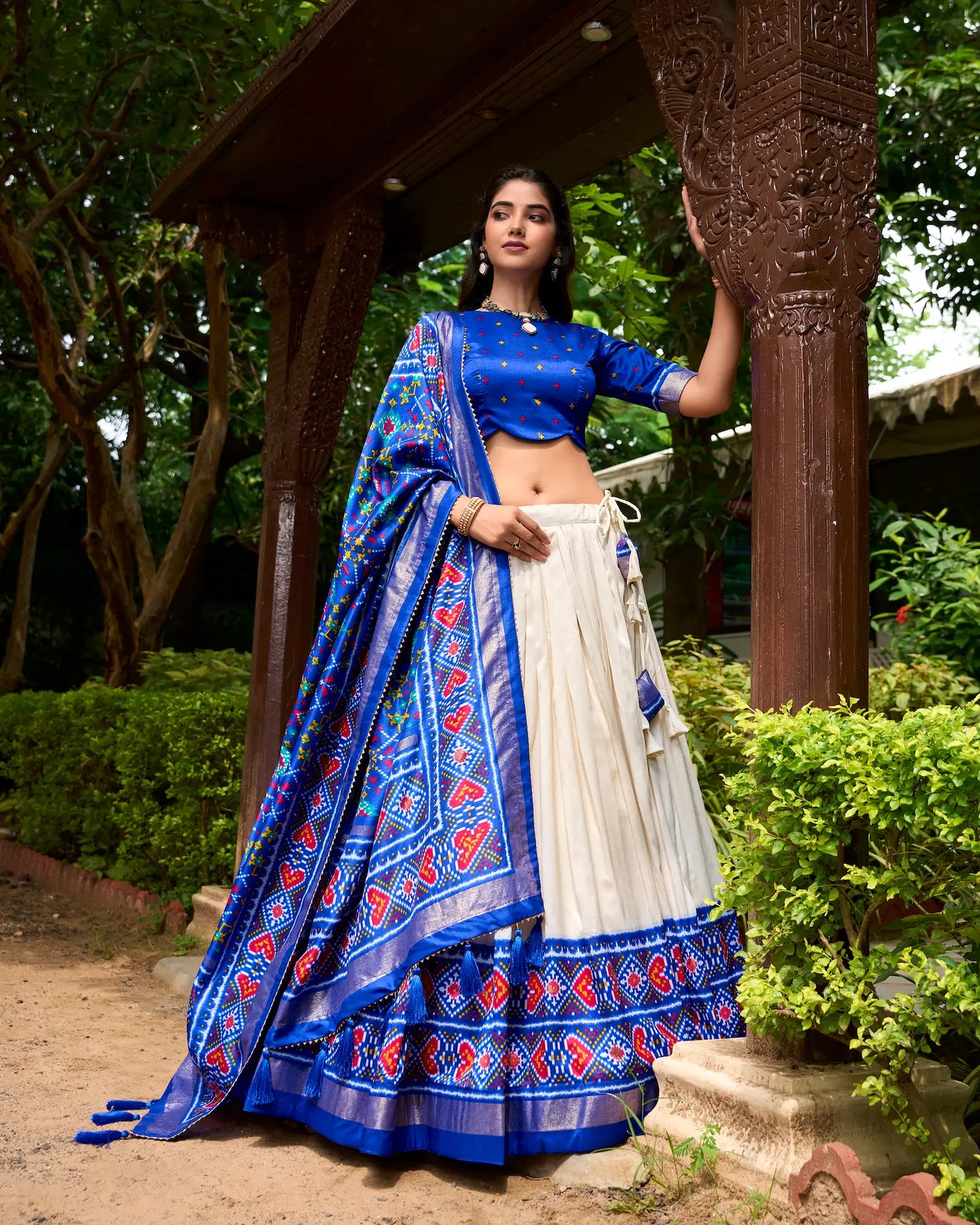 Lehenga choli bleu royal et blanc en soie Tussar avec imprimé Patola