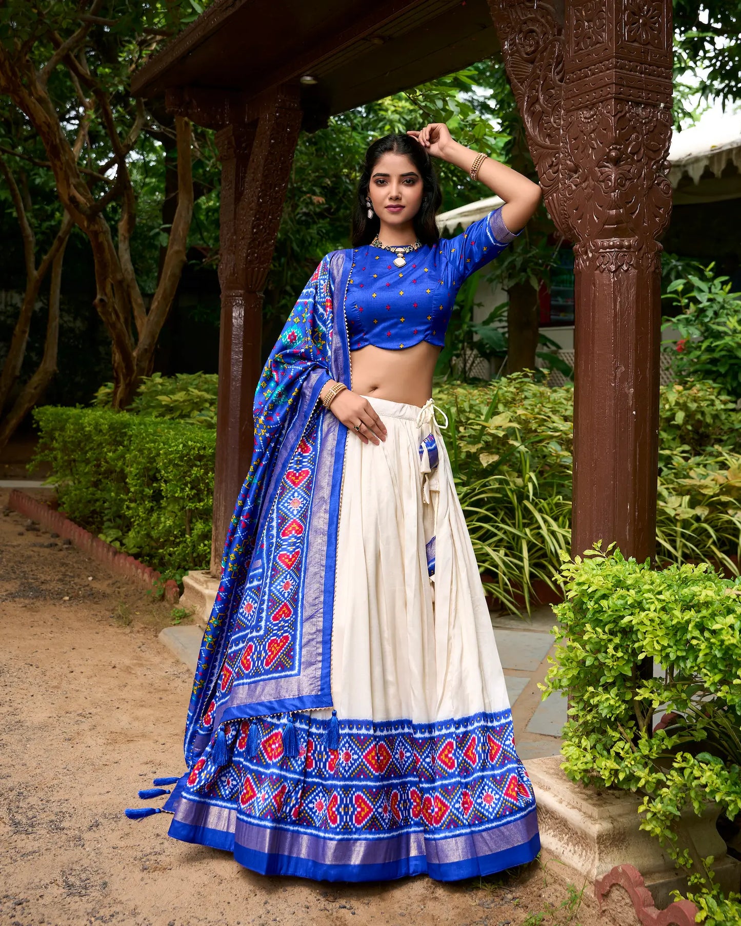 Lehenga choli bleu royal et blanc en soie Tussar avec imprimé Patola