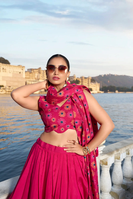 Lehenga Choli en soie Tussar Rose Fuchsia avec imprimé floral COLLECTION NAV