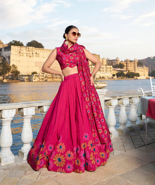 Lehenga Choli en soie Tussar Rose Fuchsia avec imprimé floral COLLECTION NAV