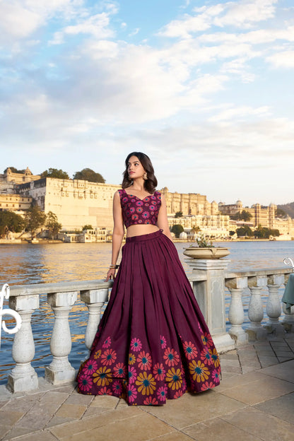 Lehenga Choli en soie Tussar violet foncé avec imprimé floral COLLECTION NAV