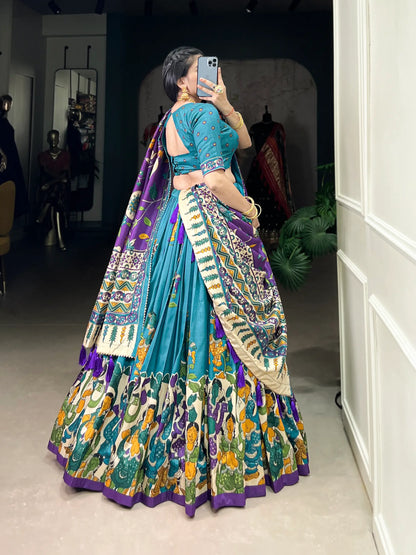Lehenga Choli en Soie Tussar Bleu Océan avec Imprimé Kalamkari et Travail en Feuille d'Or