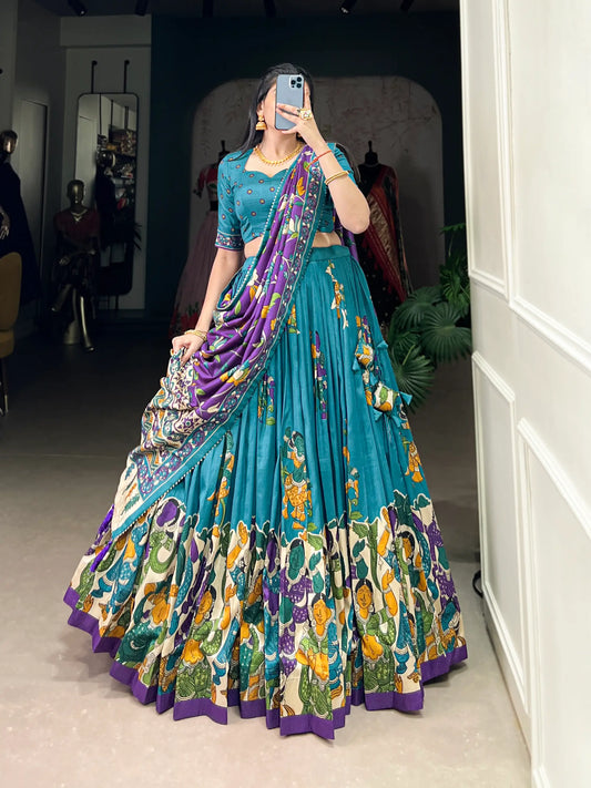Lehenga Choli en Soie Tussar Bleu Océan avec Imprimé Kalamkari et Travail en Feuille d'Or