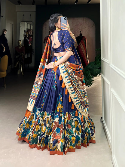 Lehenga Choli en Soie Tussar Bleu Marine avec Imprimé Kalamkari et Travail en Feuille d'Or