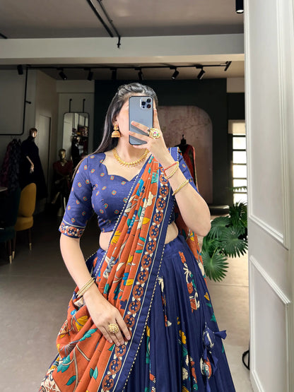 Lehenga Choli en Soie Tussar Bleu Marine avec Imprimé Kalamkari et Travail en Feuille d'Or