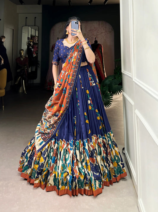 Lehenga Choli en Soie Tussar Bleu Marine avec Imprimé Kalamkari et Travail en Feuille d'Or