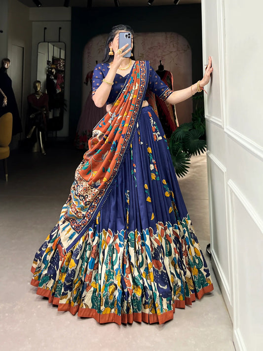 Lehenga Choli en Soie Tussar Bleu Marine avec Imprimé Kalamkari et Travail en Feuille d'Or