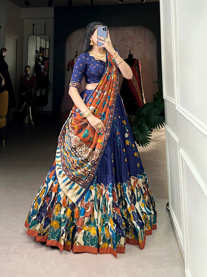 Lehenga Choli en Soie Tussar Bleu Marine avec Imprimé Kalamkari et Travail en Feuille d'Or