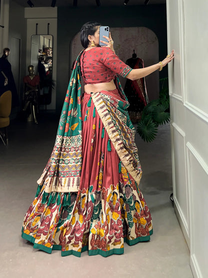 Lehenga Choli en Soie Tussar Rouge Pâle avec Imprimé Kalamkari et Travail en Feuille d'Or