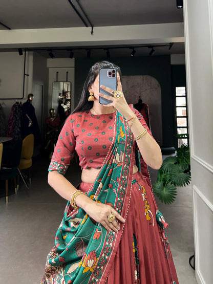 Lehenga Choli en Soie Tussar Rouge Pâle avec Imprimé Kalamkari et Travail en Feuille d'Or