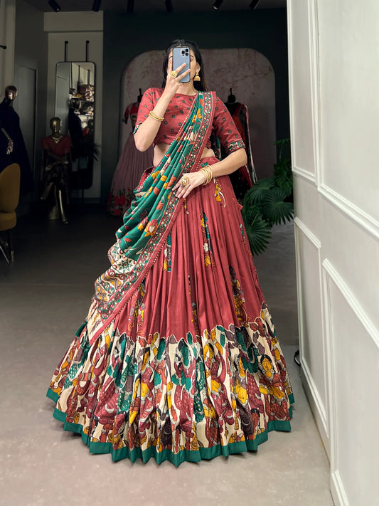 Lehenga Choli en Soie Tussar Rouge Pâle avec Imprimé Kalamkari et Travail en Feuille d'Or