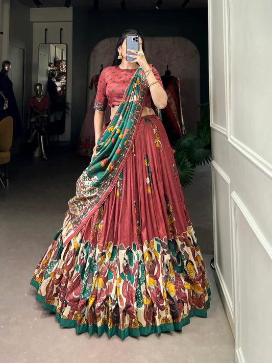 Lehenga Choli en Soie Tussar Rouge Pâle avec Imprimé Kalamkari et Travail en Feuille d'Or