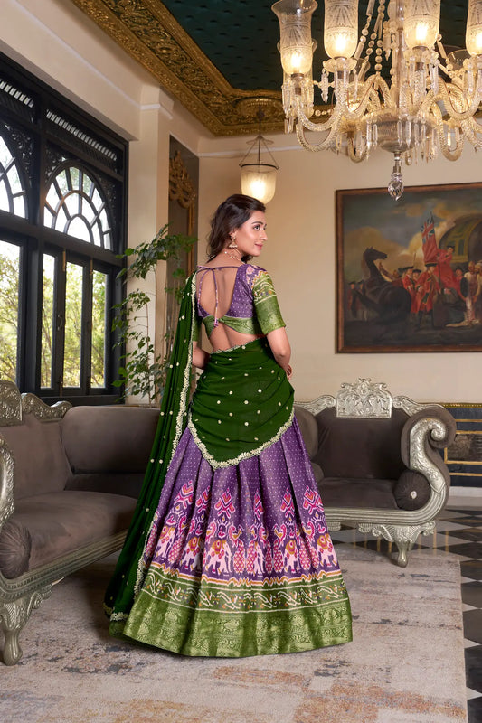 Lilafarbenes Kanchipuram-Lehenga-Choli-Set aus Seide mit Digitaldruck und Stickerei