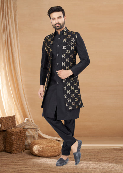 Ensemble Kurta noir avec veste sans manches à détails dorés en soie et viscose pure