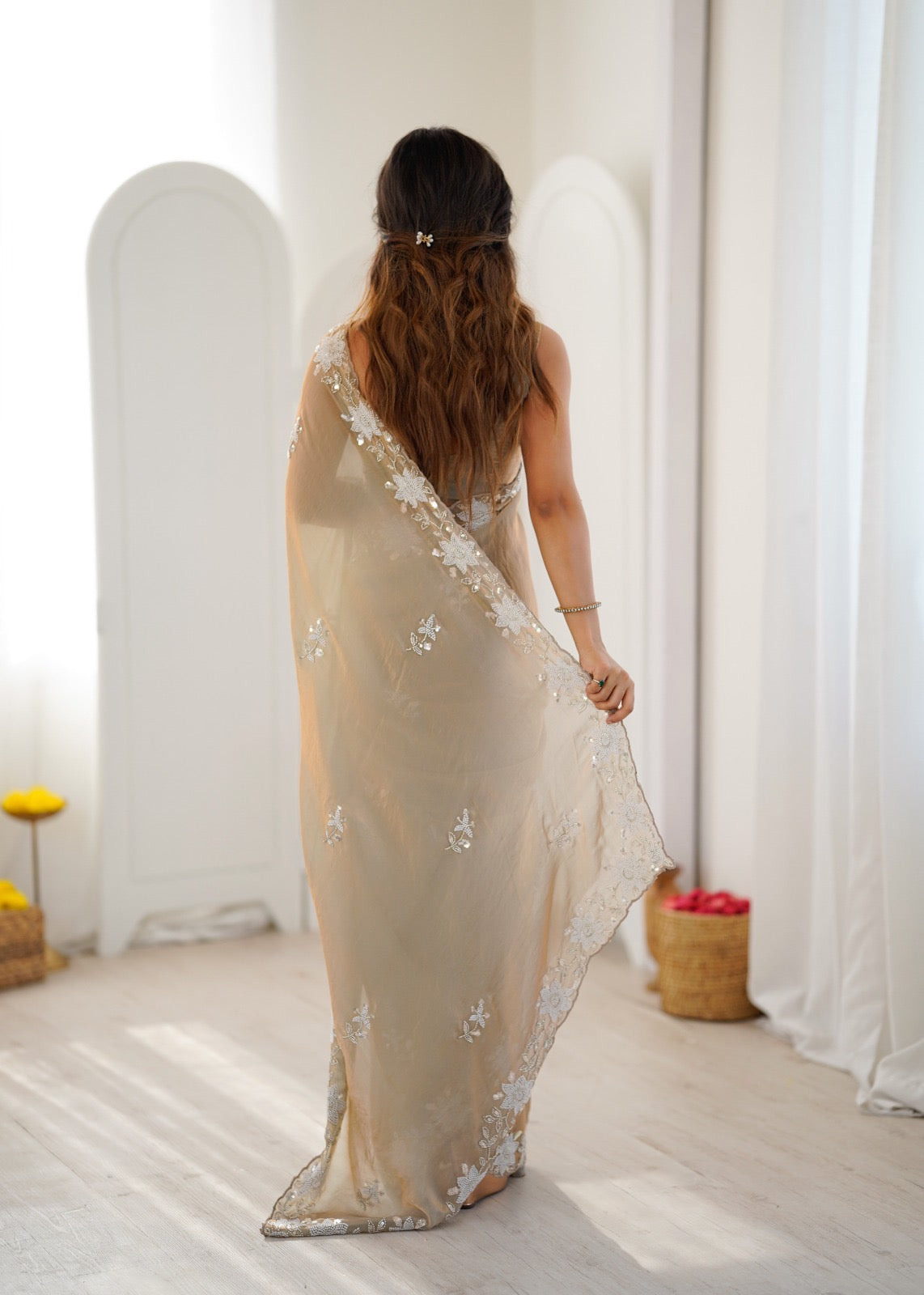 Sari beige or en satin premium brillant orné de perles, sequins et broderies COLLECTION NITA