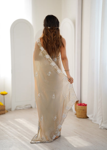 Sari beige or en satin premium brillant orné de perles, sequins et broderies COLLECTION NITA